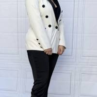 Traje chaqueta beige y negro