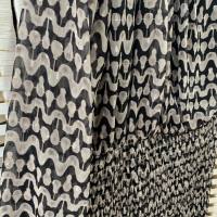 Vestido frncido negro y beige de una manga de gasa de cerca